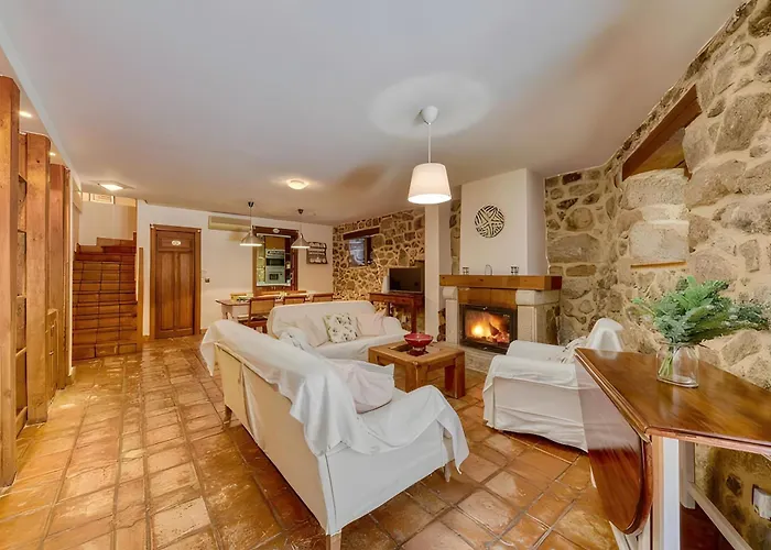 Cuesta Del Reloj Piedralaves